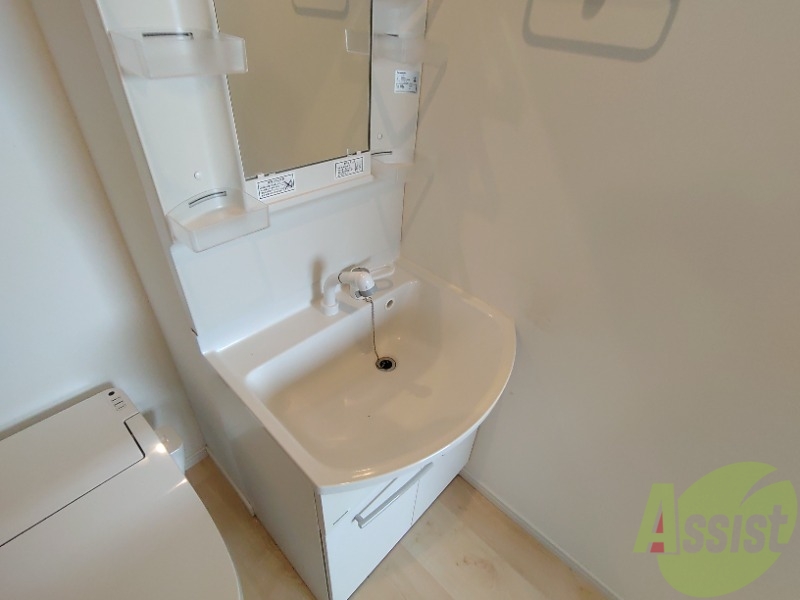 洗面設備　洗面台はシャワーノズルも付いて便利に活用できます