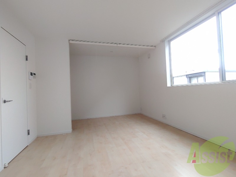 居室・リビング　綺麗で家具もたくさん置けそうなリビングです。