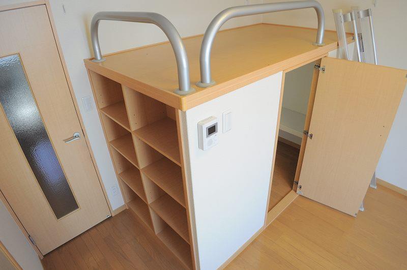 収納　ベッドの中は、クローゼット棚付