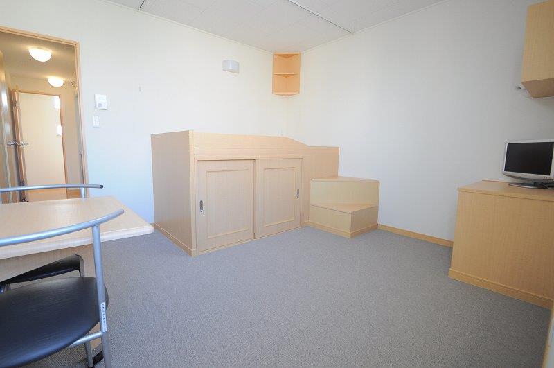 居室・リビング　2F:カーペット、ベッド下収納あり