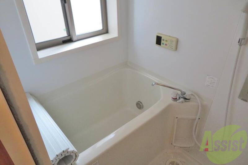 バス・シャワールーム　お風呂に窓があるので、換気もＯＫです。