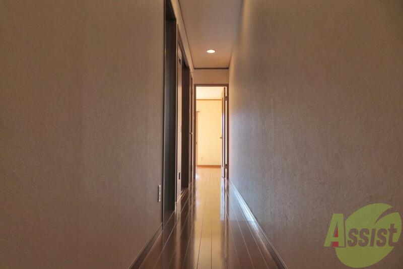 玄関　玄関から突き当りがお部屋ですが、廊下が長いですね。