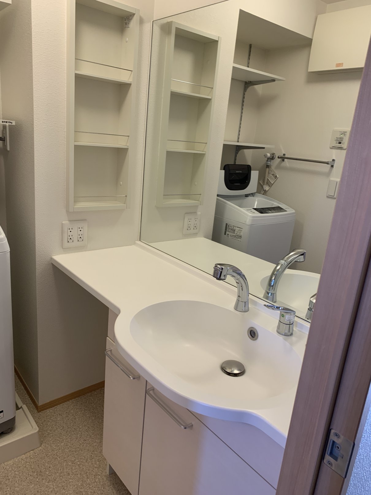 洗面設備　鏡の大きいカウンタータイプの洗髪洗面化粧台