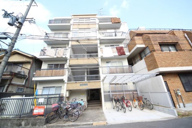 エントランス　落ち着いたエントランスです