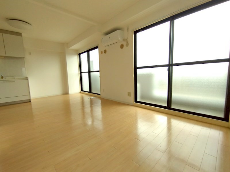 居室・リビング　窓から陽が差し込む明るいリビング♪