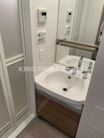 洗面設備　明るい洗面所です