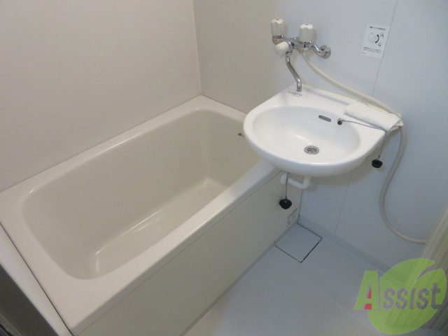 バス・シャワールーム　バスルームは狭すぎず、シャワーも浴びやすそうです。