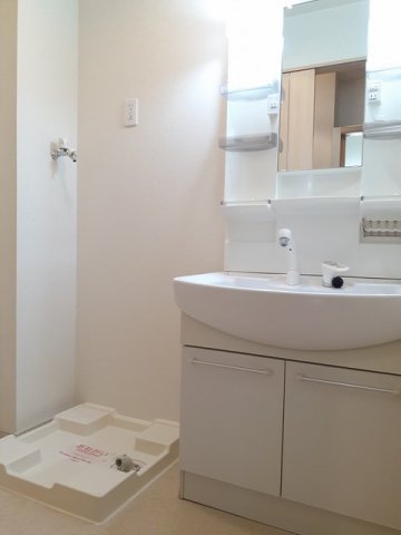 洗面設備　明るい洗面所です