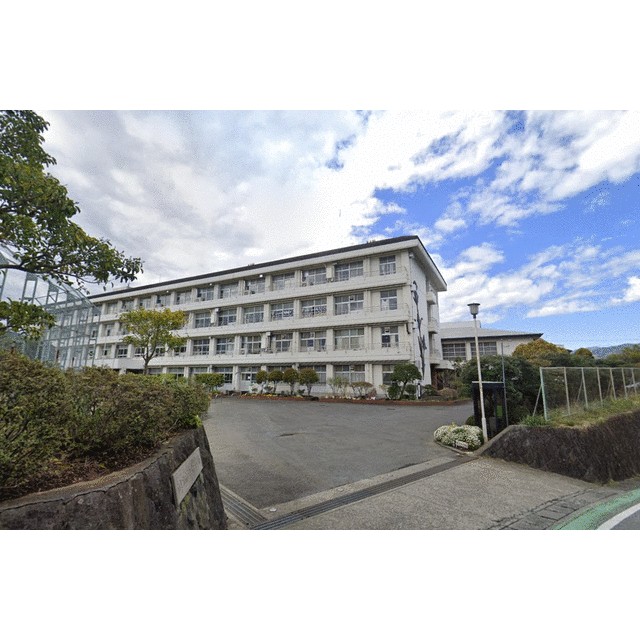 中学校　南足柄市立足柄台中学校（中学校）まで1648m