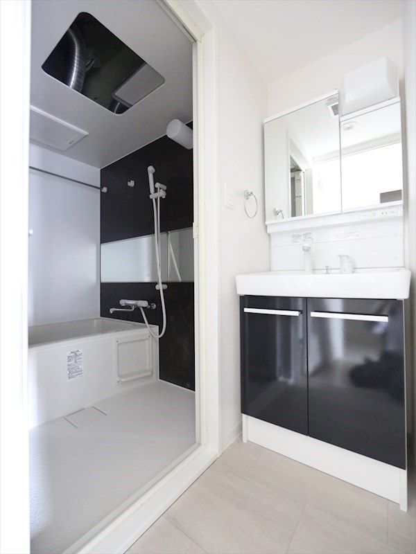 洗面設備　脱衣所　独立洗面台（シャンプードレッサー付）収納スペース有