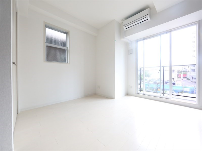 居室・リビング　洋室6.8帖　2面採光　エアコン完備　南面バルコニー