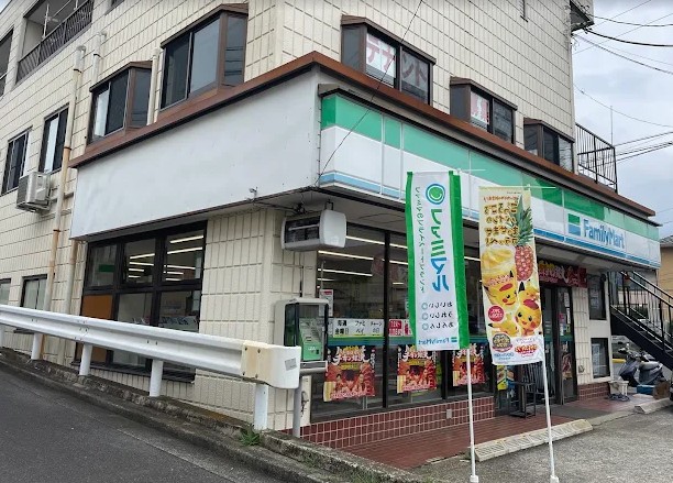 コンビニ　ファミリーマート 鈴木秦野西田原店（コンビニ）まで373m