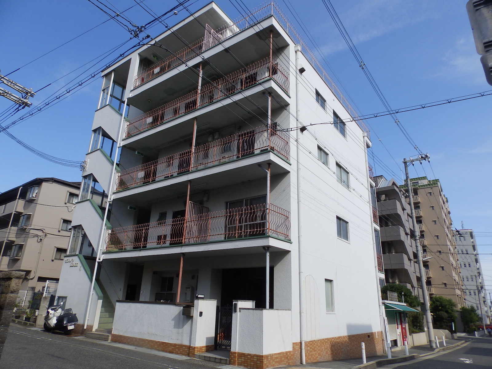 建物外観　明るい南向き