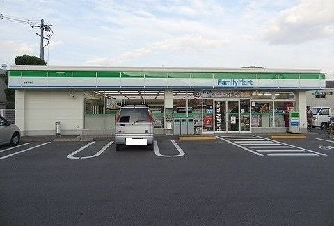 コンビニ　ファミリーマート（コンビニ）まで50m