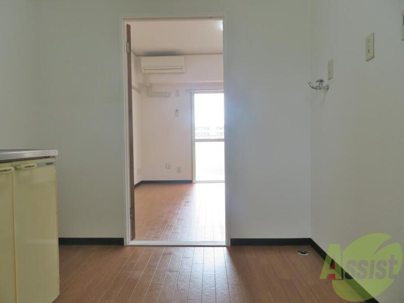 玄関　玄関入ってすぐのキッチンは圧迫感がありません。