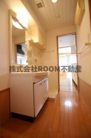 洗面設備　コンパクトで使いやすい洗面所