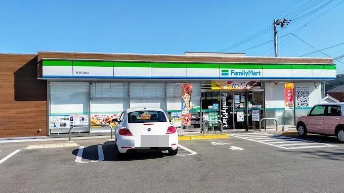 コンビニ　ファミリーマート新居浜郷店（コンビニ）まで423m