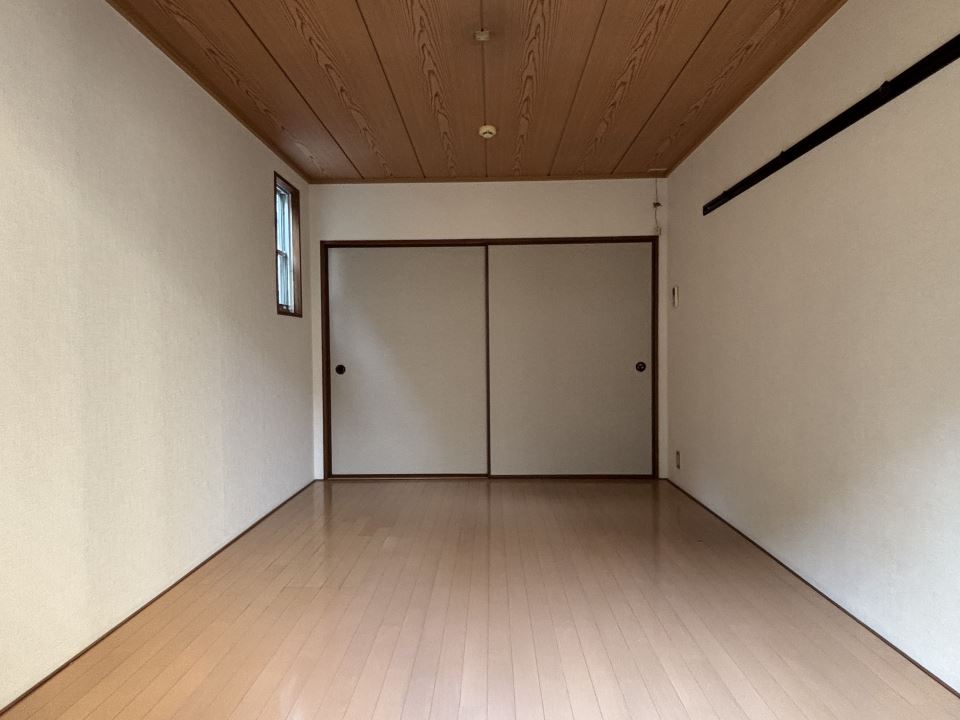 居室・リビング　清潔感のある白に近いフローリングです