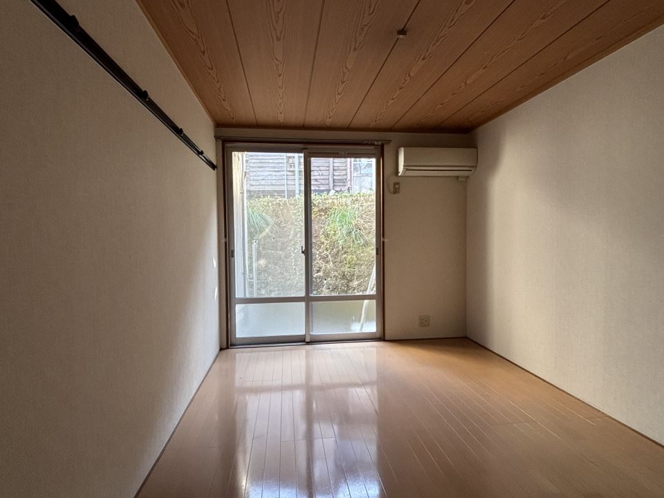 居室・リビング　光が差し込む明るい洋室