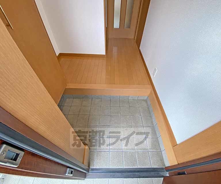 玄関　タイル張りの玄関です。