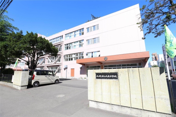 中学校　札幌市立北辰中学校（中学校）まで1800m