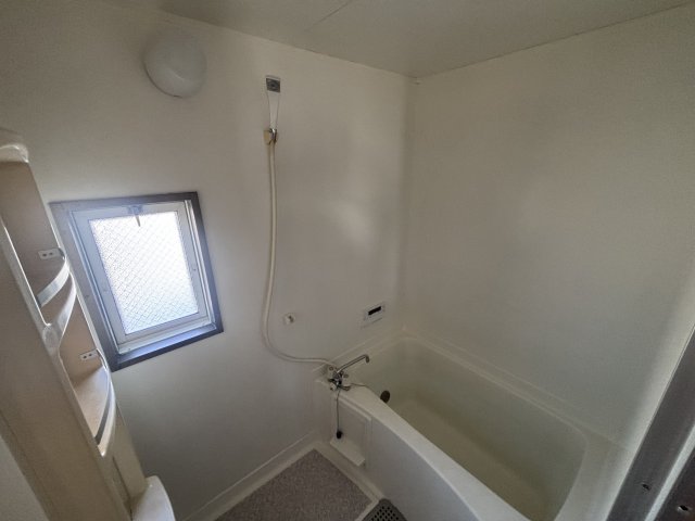 バス・シャワールーム　窓付きお風呂場でお掃除が快適になります。小物収納ケース付きで