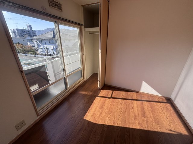 その他部屋・スペース　日当たりがいい洋室でゆったりとお過ごし頂けます。衣類収納スペ