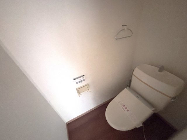 トイレ　綺麗なトイレです。ウォシュレット、タオル掛け付きで便利な機能