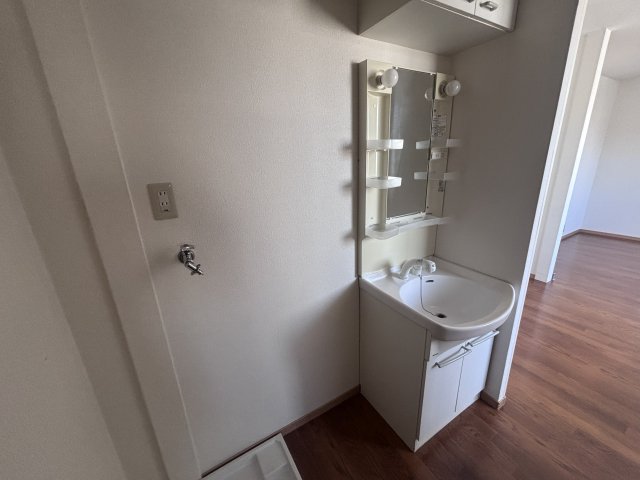 洗面設備　綺麗な洗面所付き上には収納スペース付きで綺麗に出来ちゃう