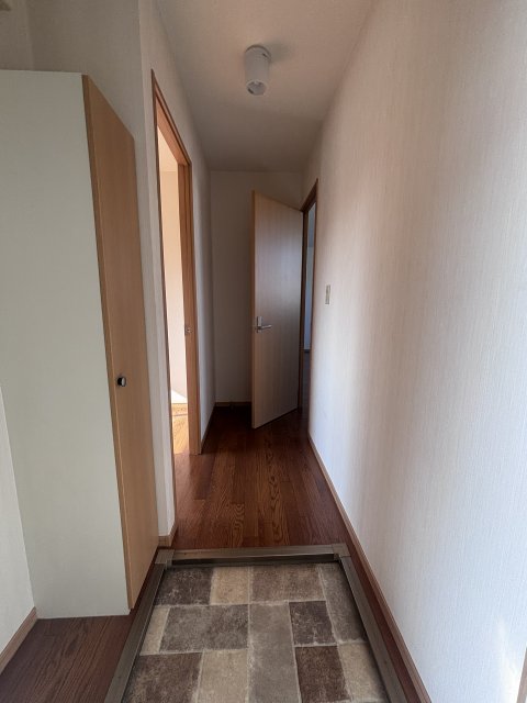 玄関　玄関横シューズ収納スペースも有ります。余ったスペースで傘とか