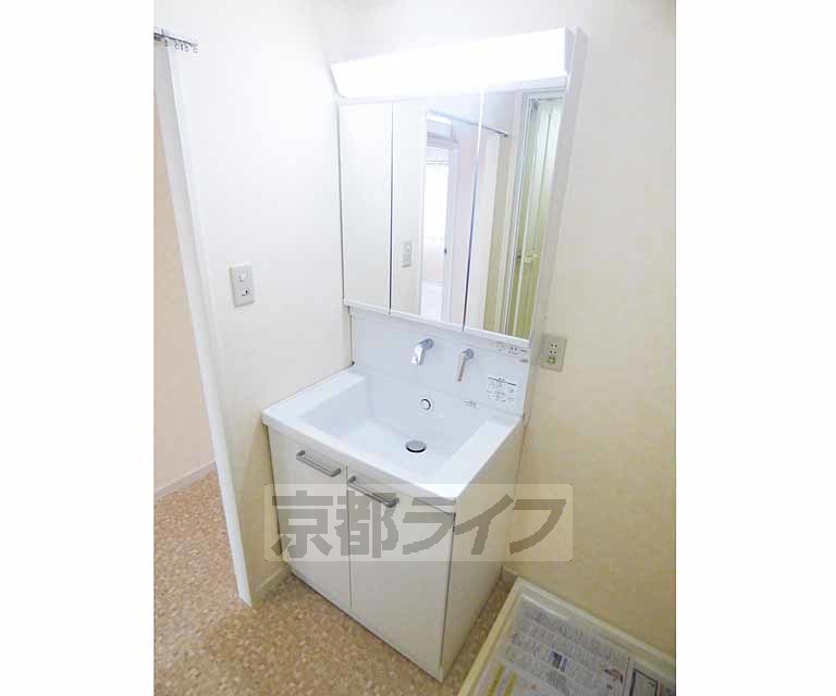 洗面設備　綺麗な洗面所です。