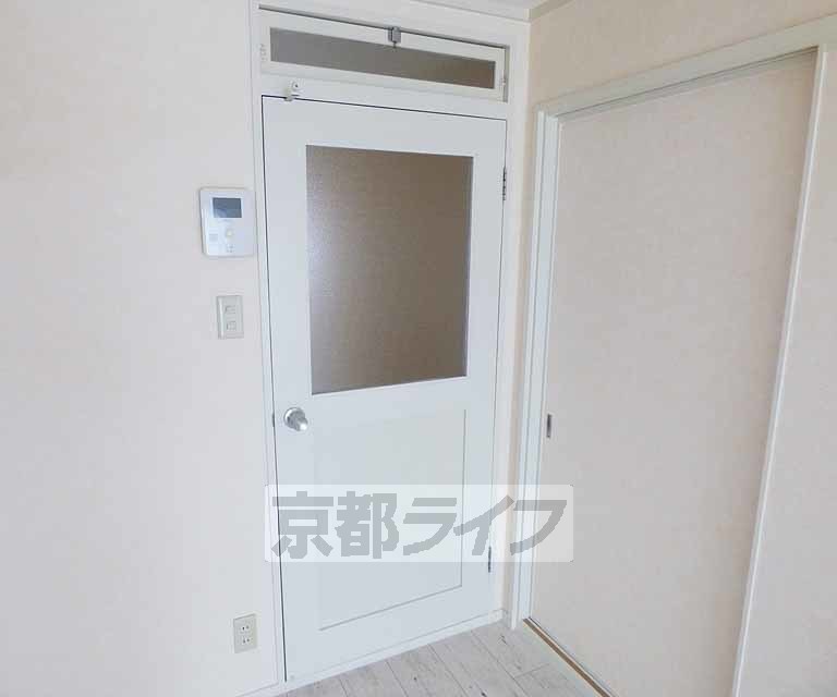 その他設備　綺麗なドアです。