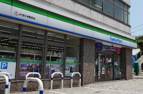 コンビニ　【ファミリーマートＪＲ西小倉駅前店】（コンビニ）まで390m