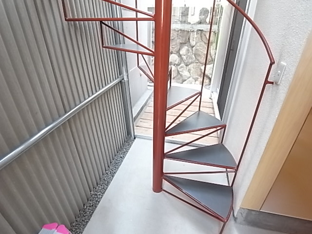 その他設備　玄関入るとすぐ螺旋階段です＾＾