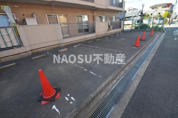 駐車場　駐車場があるので、車を買う予定の方も安心です