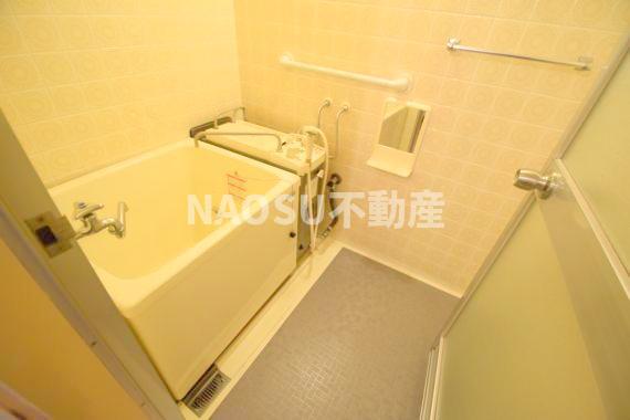 バス・シャワールーム　ゆったりサイズのお風呂は落ちつける癒しの空間です。