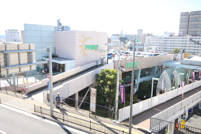 スーパー　フレスト（スーパー）まで863m