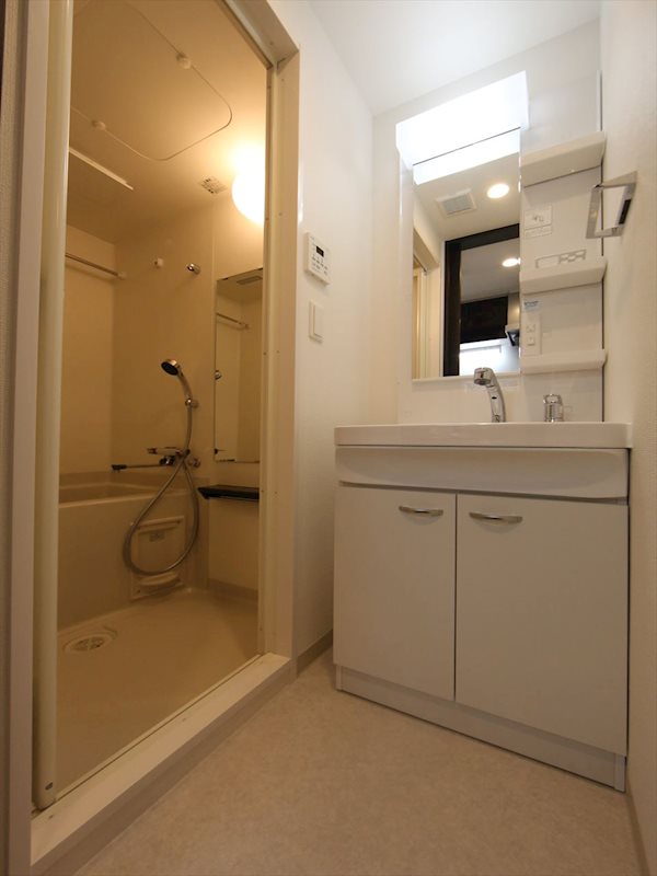 洗面設備　脱衣所　独立洗面台（シャンプードレッサー付）収納スペース有