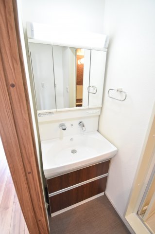 洗面設備　オシャレな独立洗面台ですね