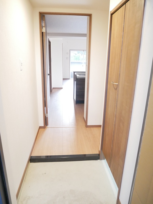 玄関　※同タイプの写真。建築中の為、現状優先。