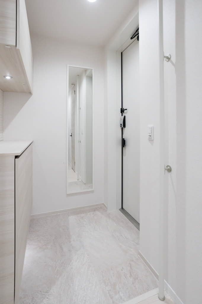 玄関　ホワイトを基調としたホテルのような玄関です。足元を照らす照…