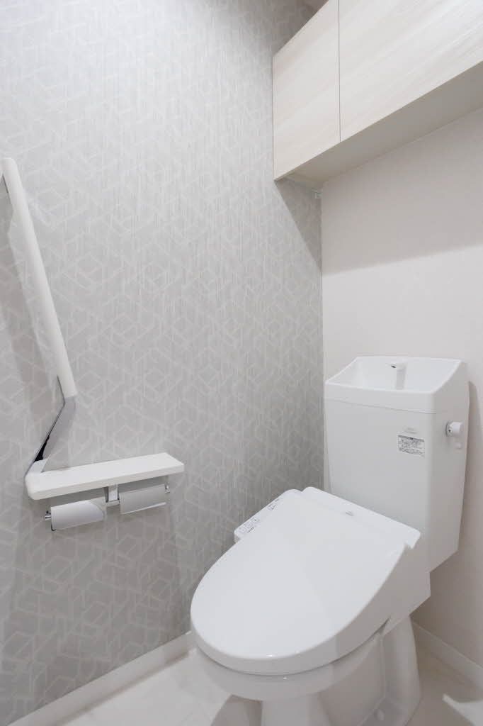 トイレ　うれしい洗浄付き暖房便座です。上にはトイレットペーパーなど…