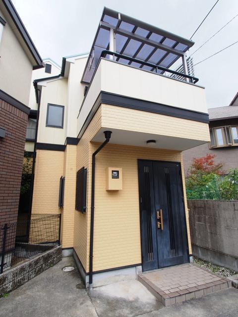 建物外観　うれしい無料駐車場２台分完備！！