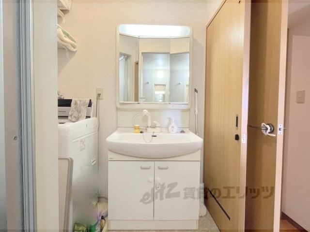 洗面設備　家具・家電は全て撤去されます。