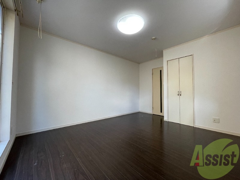 その他部屋・スペース　８．１帖なので、ベットを置いても広々と使えると思います。