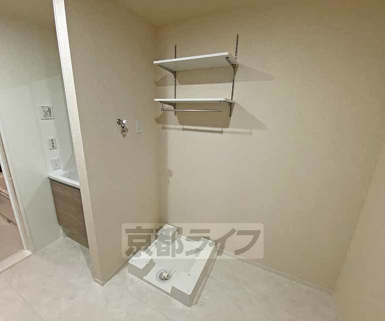 その他設備　便利な可変棚付きの洗濯機置き場です。