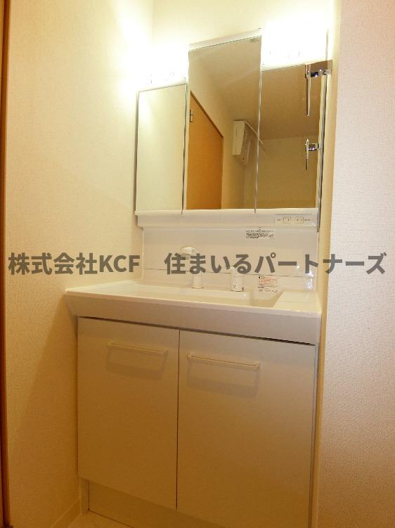 洗面設備　朝の支度にも助かる、独立の洗髪洗面化粧台