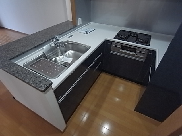 キッチン　カウンターキッチンのシステムキッチン