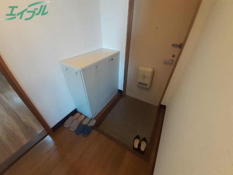 玄関　※同物件同型の参考写真
