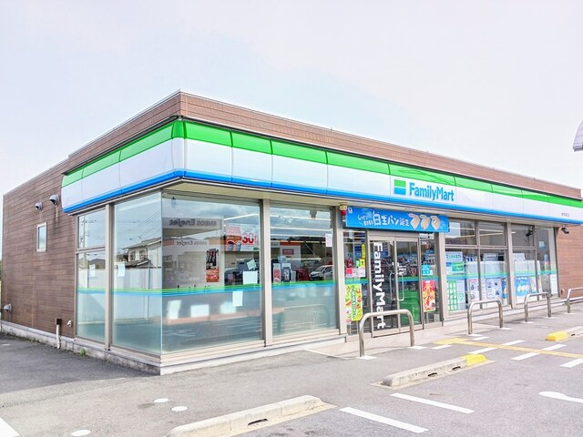 コンビニ　ファミリーマート（コンビニ）まで550m